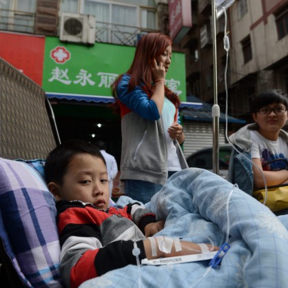 Дете е на системи на открито след труса в Китай