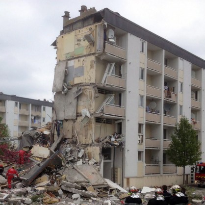 Сграда се срути във Франция
