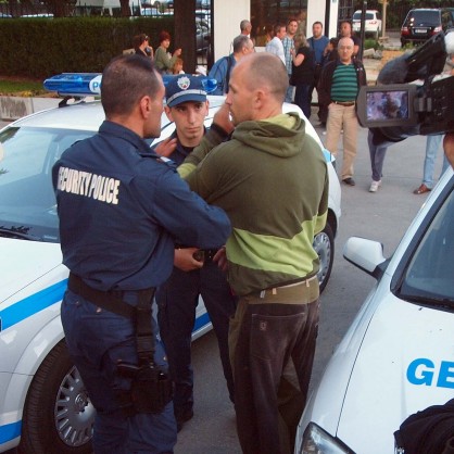 Полицията арестува протестиращ младеж срещу ГЕРБ във Варна