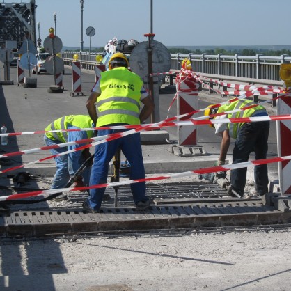 Дупката на Дунав мост, която зейна преди месец и стресира шофьори и пътници, вече се ремонтира