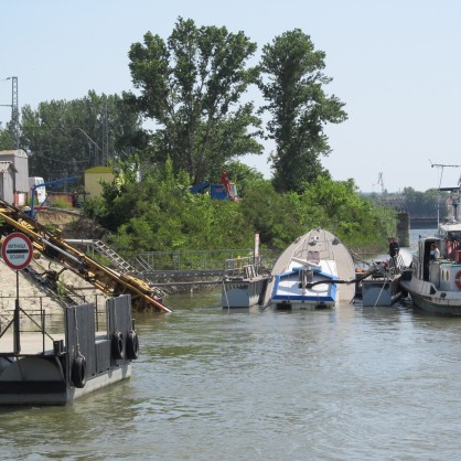 Кран се преобърна днес на брега на Дунава и при падането си потопи катер на 