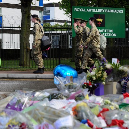 Поставени цветя близо до мястото, където бе съсечен с мачето английския войник в Лондон