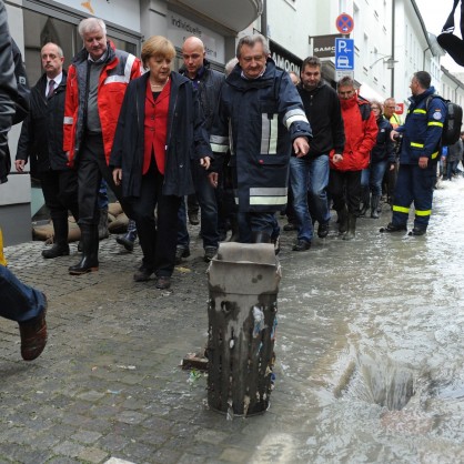 Ангела Меркел посети засегнатия от наводненията град Пасау