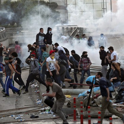 Турската полиция и протестиращи срещу правителството отново влязоха в сблъсъци в Истанбул