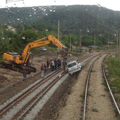 Влак удари кола на прелез край Мездра