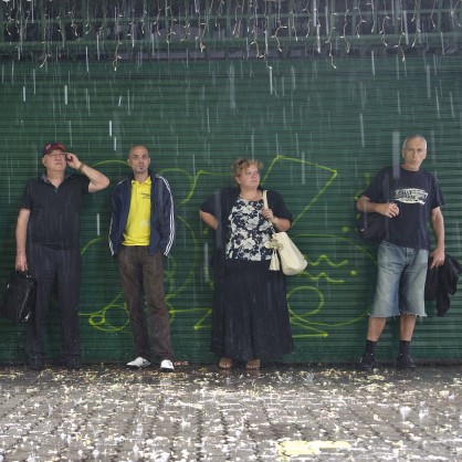 Столичани се крият от поройния дъжд, който се изля над София