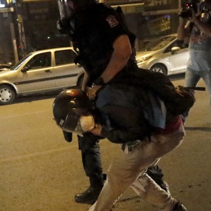 Полицай е задържал демонстрант в Истанбул