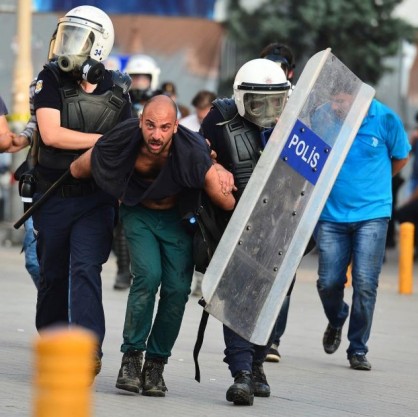 Около 460 протестиращи бяха арестувани от полицията в Истанбул