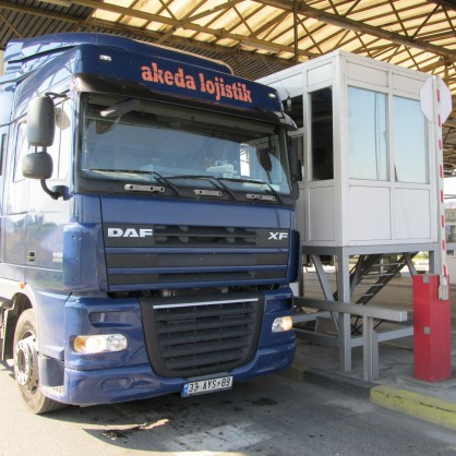 Турски ТИР с извънгабаритен товар е отнесъл една от кабинките за плащане на пътните такси на ГКПП 