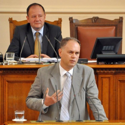 Депутатът от БСП Георги Кадиев напарламентарната трибуна