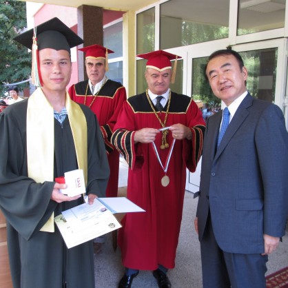 Първите абитуриенти от Русе със специалност японски език получиха тържествено дипломите си за завършено средно образование