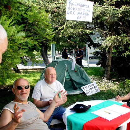 Протестиращите срещу назначаването на Венцислав Каймаканов за областен управител на Пловдив издигнаха днес палатков лагер пред сградата на местната администрация