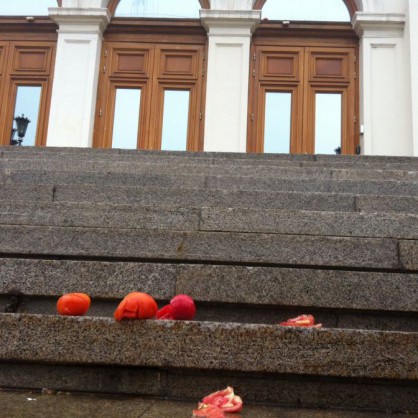 Протестиращите хвърлят домати по сградата на НС