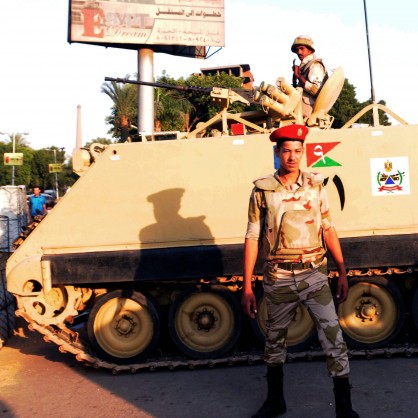 Заради протестите в Египет армията извади по улиците бронирани машини