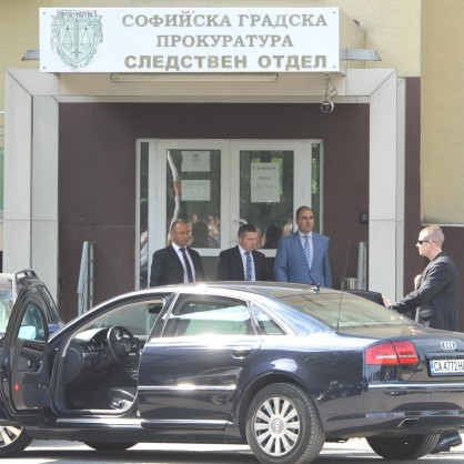 Бившият вътрешен министър Цветан Цветанов пристигна в Столичното следствие в 