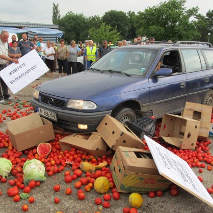 Производители на зеленчуци и плодове от Русенско заплашиха да затворят Дунав мост 1 в сряда