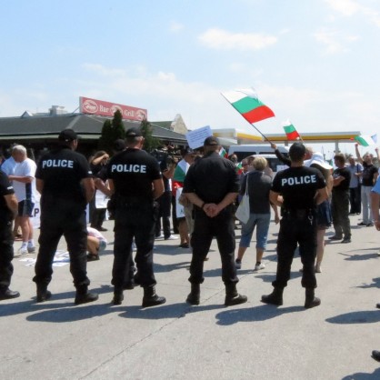 На 24-тия ден от протести полицията не позволи блокада на АМ 