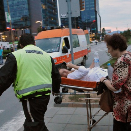 Такси се вряза в спирка на Цариградско шосе в София и рани 12 души