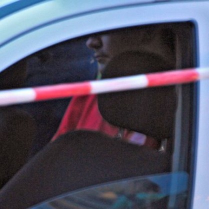 Шофьорът на таксито задържан в полицейски автомобил