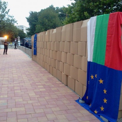 Пред германското посолство протестиращи символично построиха и събориха стената на мафията