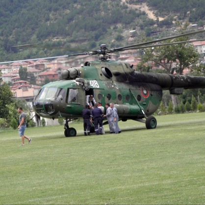 Военен хеликоптер достави две помпи за изтегляне на калта от рудник 