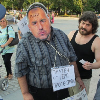 Мъж с маска на лидера на ГЕРБ Бойко Борисов участва в протеста в Русе срещу правителството на Пламен Орешарски