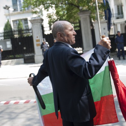 Контрапротест пред френското посолство