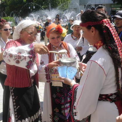 Панаирът в Разград започна с ритуал по заквасването на прочутото гецовско кисело мляко
