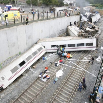Влак дерайлира в Испания, десетки са загинали
