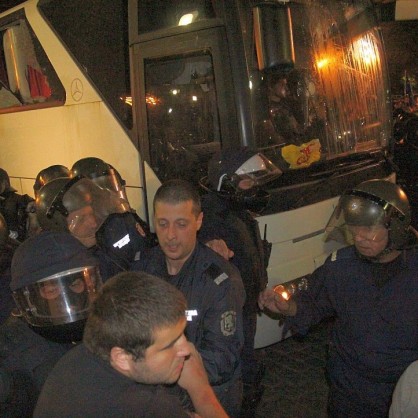 Полицията се опита да изведе от сградата на Народното събрание депутатите с автобус