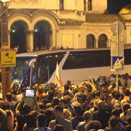 Полицията се опита да изведе от сградата на Народното събрание депутатите с автобус