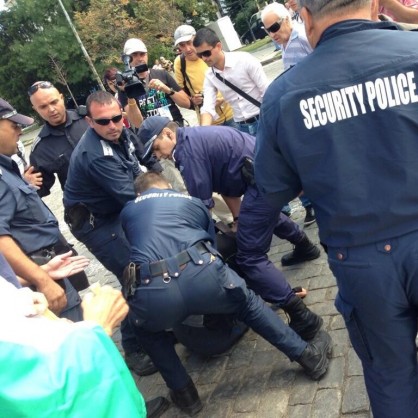 Полицаи биха момче на протеста пред Народното събрание