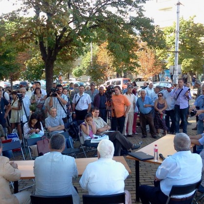 Членовете на Реформаторския блок обсъждат актуализацията на бюджета пред сградата на парламента