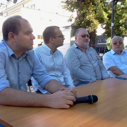 Членовете на Реформаторския блок обсъждат актуализацията на бюджета пред сградата на парламента