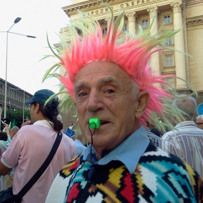 Eкзотичен възрастен протестиращ срещу правителството