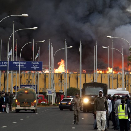 Огромен пожар парализира летището на Найроби