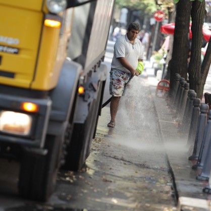 Служители от чистота мият улиците в центъра на столицата