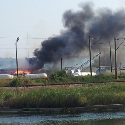 ЖП цистерна със запалимо вещество се запали в района на гара Езерово