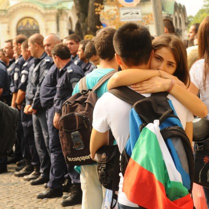 Полицейски кордон раздели протест от контрапротест пред парламента