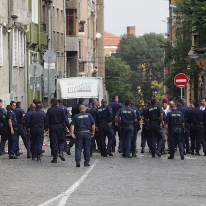 1700 полицаи, сред които и от страната, пазят реда