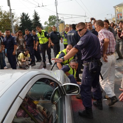 Шофьор на депутатски автомобил блъсна полицай, който му отваряше път да премине