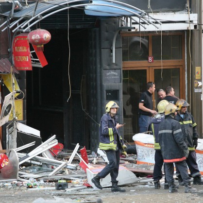 Пожарникари пред китайския ресторант, в който избухна мощен взрив, вероятно от газова бутилка