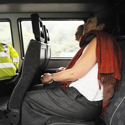 Каролайн Лукас от Зелената партия във Великобритания задържана при демонстрация срещу фракинга