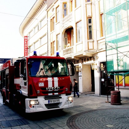 Горя театърът в Пловдв, пет пожарни гасиха пламъците