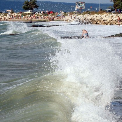 Силно мъртво вълнение и високи вълни има по плажовете във Варна