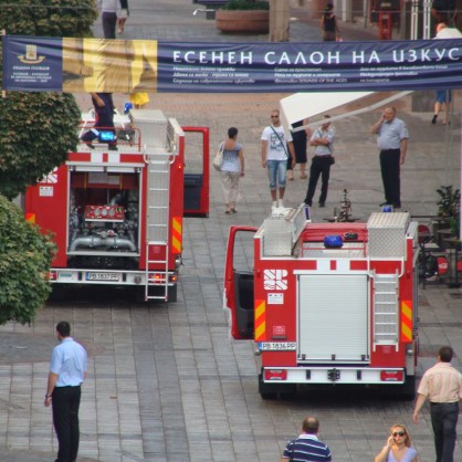 Горя театърът в Пловдв, пет пожарни гасиха пламъците