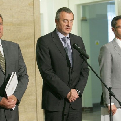 Кристиан Вигенин, Ангел Найденнов и Цветлин Йовчев след заседанието на Съвета по сигурност