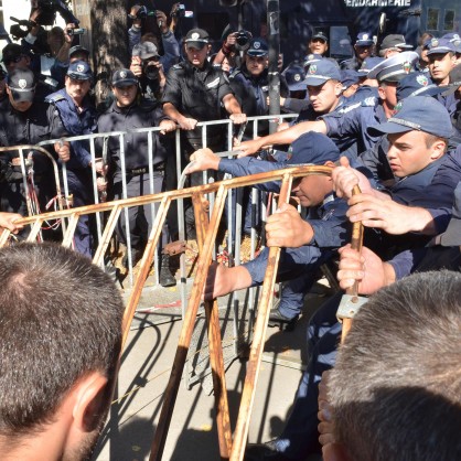 Протестиращите опитаха да премахнат загражденията при парламента