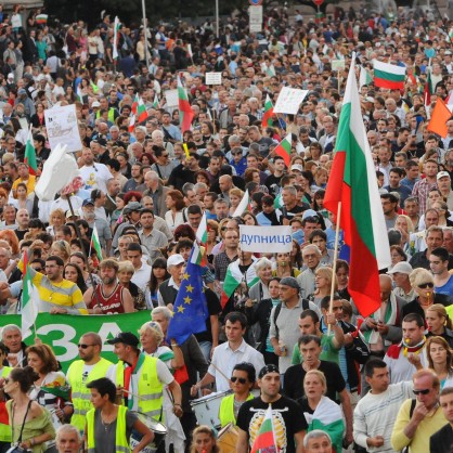 Внушително шествие беляза 83-ия ден на протести срещу кабинета