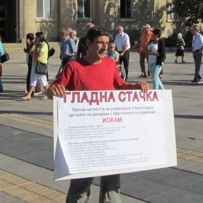 48-годишният Ивайло Илиев настоява за оставка на кмета на Русе Пламен Стоилов и на прокурори от Русенската прокуратура